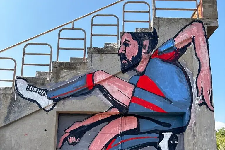 Il murale dedicato a Pavoletti, realizzato in una delle precedenti edizioni del "Bidda Festival" (foto concessa)