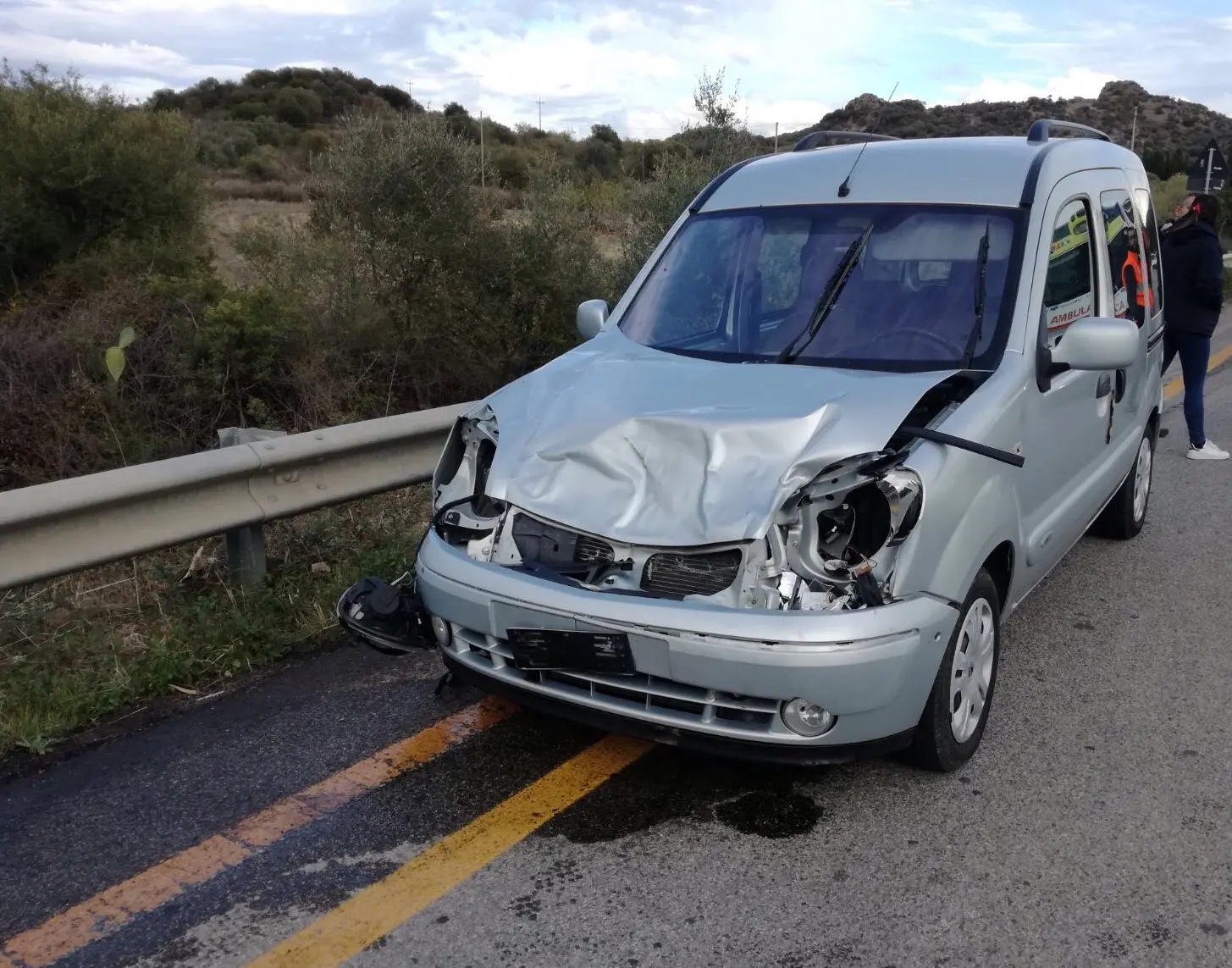 L'auto danneggiata in seguito allo scontro