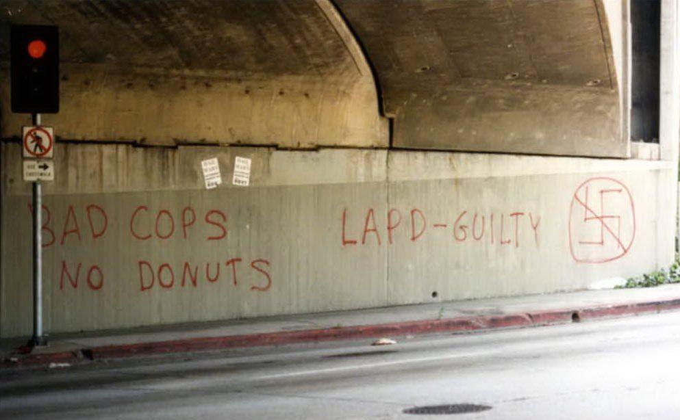 Graffiti contro le forze dell'ordine (foto Wikipedia)