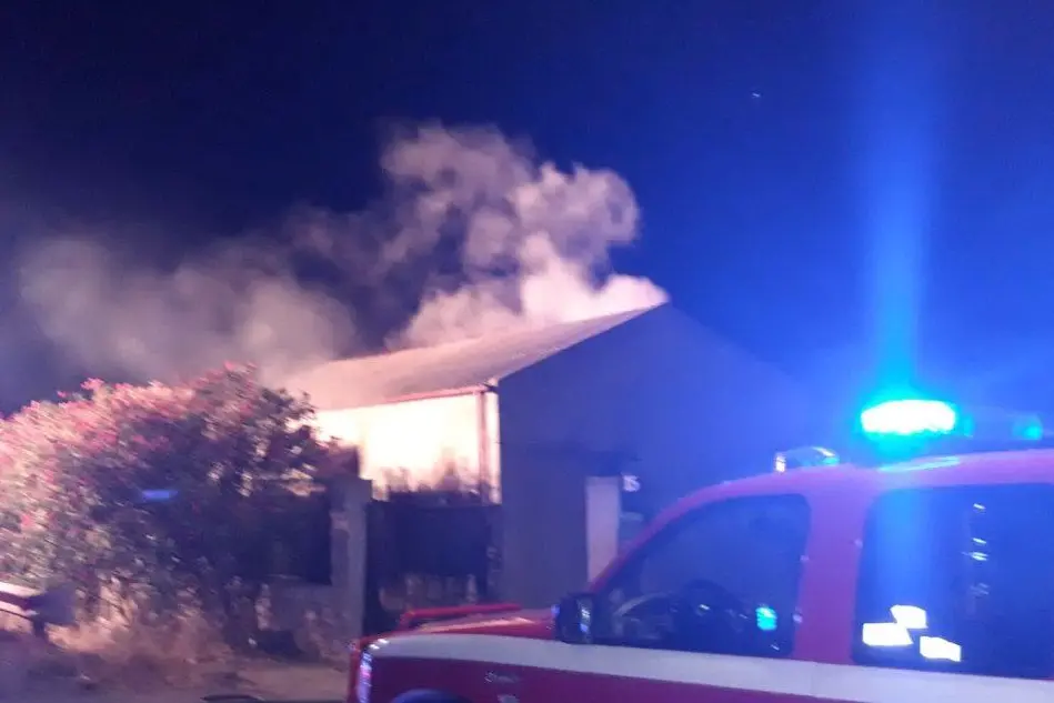 L'incendio nell'abitazione di Carbonia (foto L'Unione Sarda - Scano)