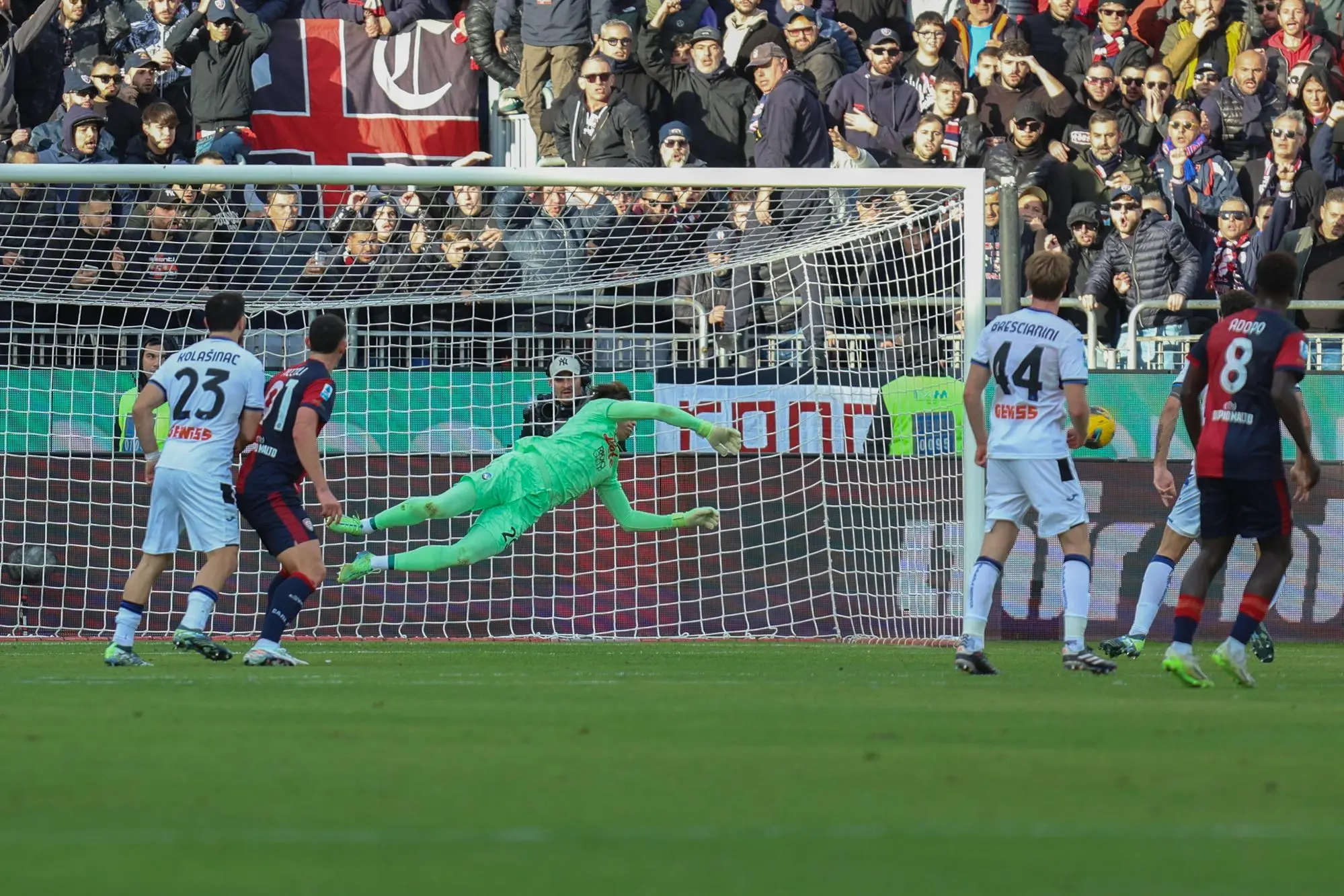 Una parata del portiere Marco Carnesecchi durante il match Cagliari-Atalanta (Ansa)