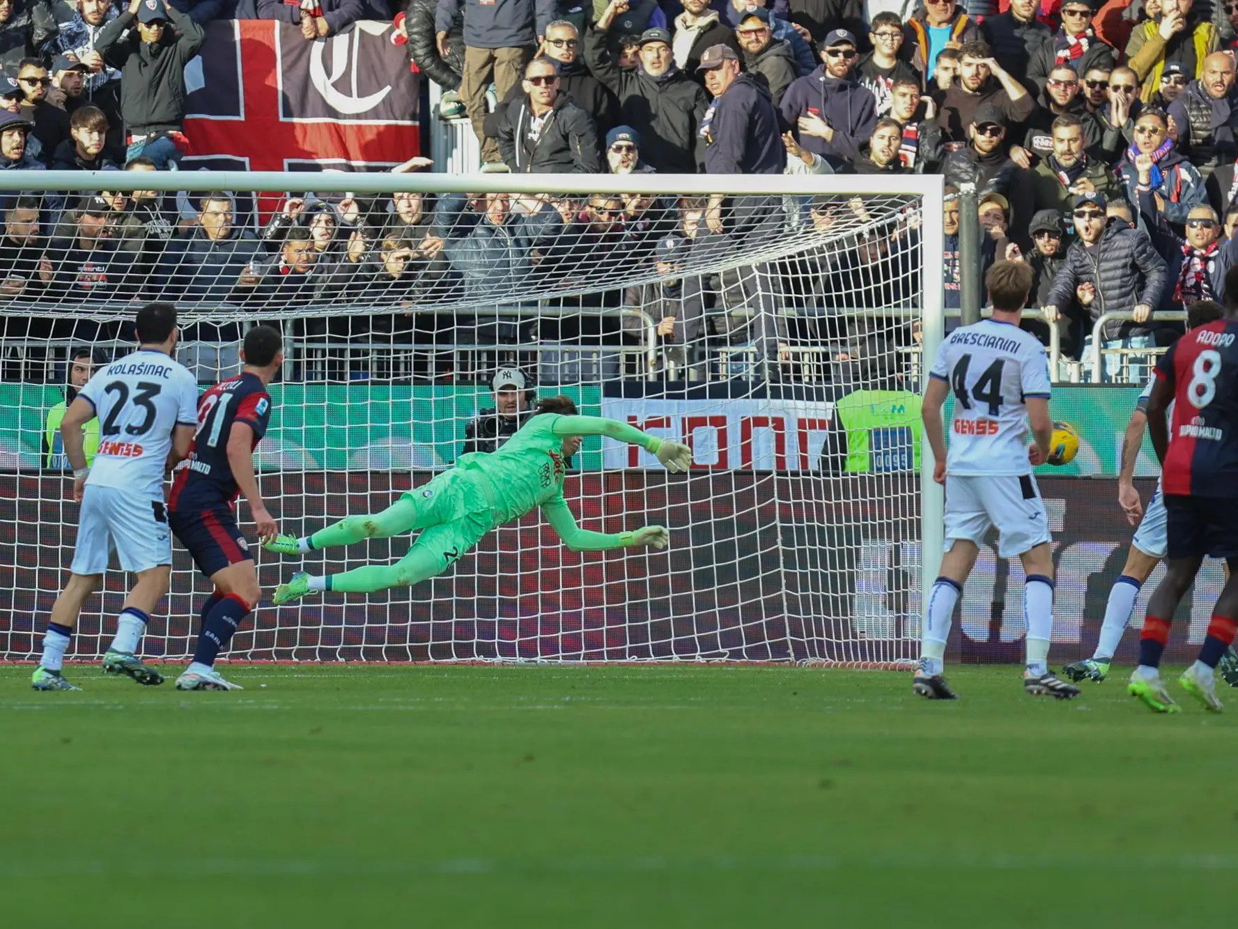 Una parata del portiere Marco Carnesecchi durante il match Cagliari-Atalanta (Ansa)