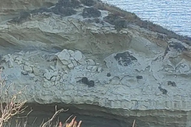 I massi calcarei in bilico nel costone di Balai lontano (L'Unione Sarda - Tellini)