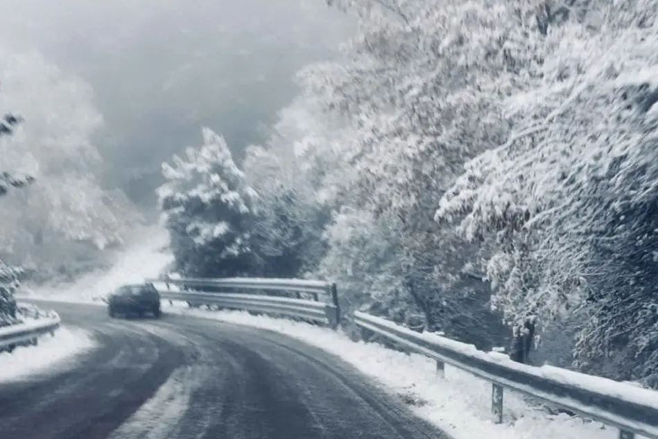 La strada provinciale 7, che collega Desulo a Fonni, sgomberata dalla neve questa mattina