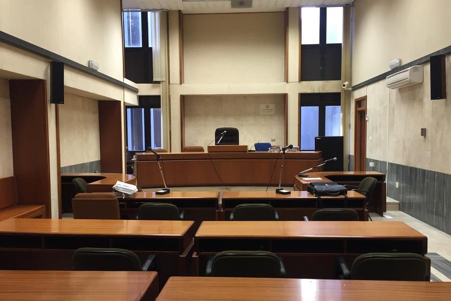 Dopo essersi denudato davanti a una famiglia,  danneggia un’aula del Tribunale a Cagliari