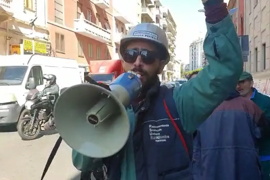 Uno degli operai in presidio a Cagliari (Frame da video)