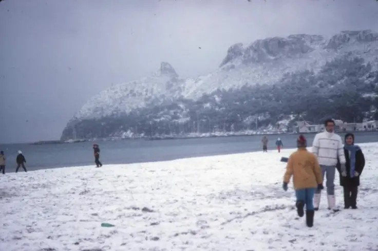 Lo spettacolare scenario del Poetto e della Sella del Diavolo nella nevicata a Cagliari del 9 gennaio 1985 (archivio)