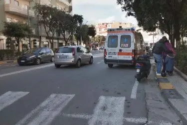 L'ambulanza con la studentessa investita poco prima sulle strisce pedonali (Elisabetta Messina)