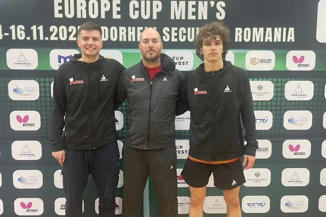 La Marcozzi vittoriosa nel primo turno della Europe Cup, da sin Rares Sipos, Massimo Ferrero e Federico Vallino Costassa (Foto concessa dall'ASD Marcozzi)