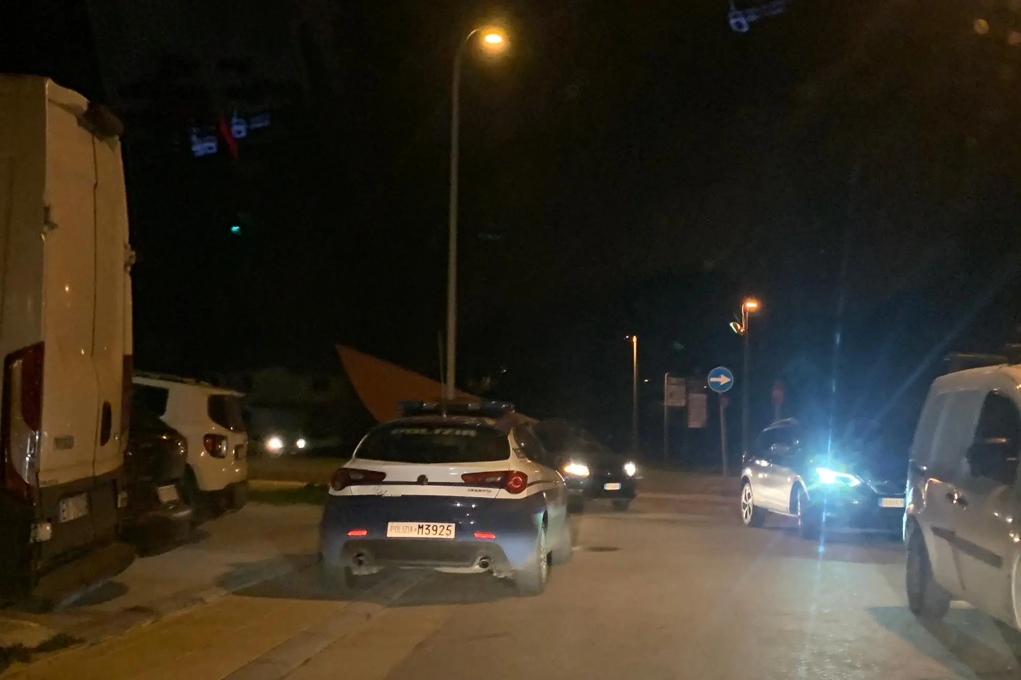 La volante della polizia davanti alla parafarmacia (Foto Secci)