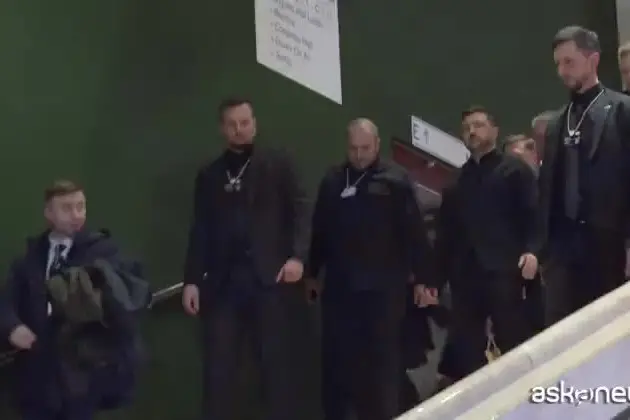 Zelensky: Trump può fermare la guerra grazie al dialogo con Putin