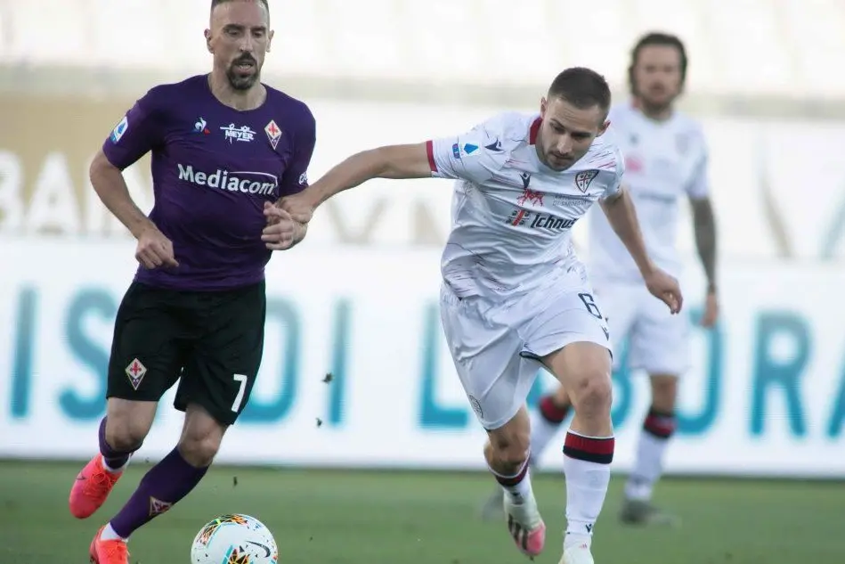 Rog contro Ribery (Foto Cagliari Calcio)