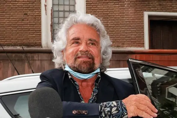 Beppe Grillo in visita all'ambasciata cinese (Ansa)