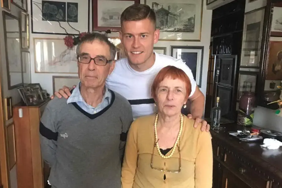 Il calciatore islandese Alfred Finnbogason, ex studente di Intercultura, in visita alla famiglia di Sassari che l'ha ospitato