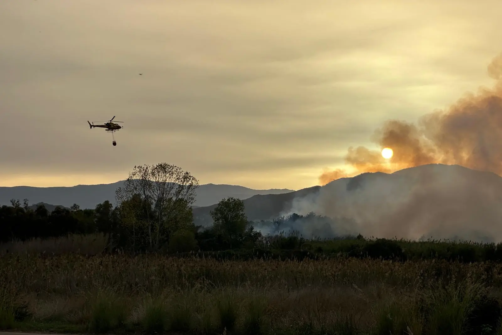 L'elicottero sorvola la zona dell'incendio a Girasole