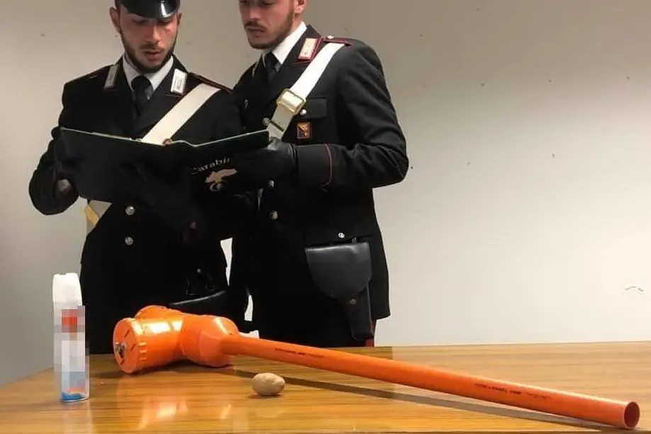 Il bazooka artigianale (foto carabinieri Palermo)