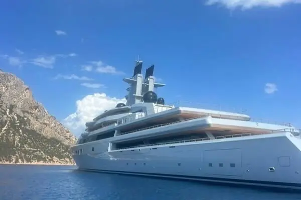 Dragonfly del fondatore di Google Sergey Brin nelle acque di Tavolara (Archivio L'Unione sarda)