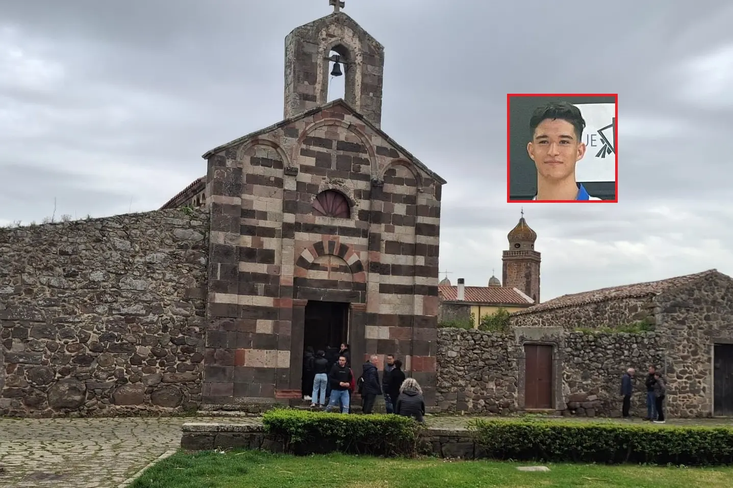 La chiesa di San Palmerio a Ghilarza, dove si trova la camera ardente, e nel riquadro Gabriele Pinna (foto Corrias)