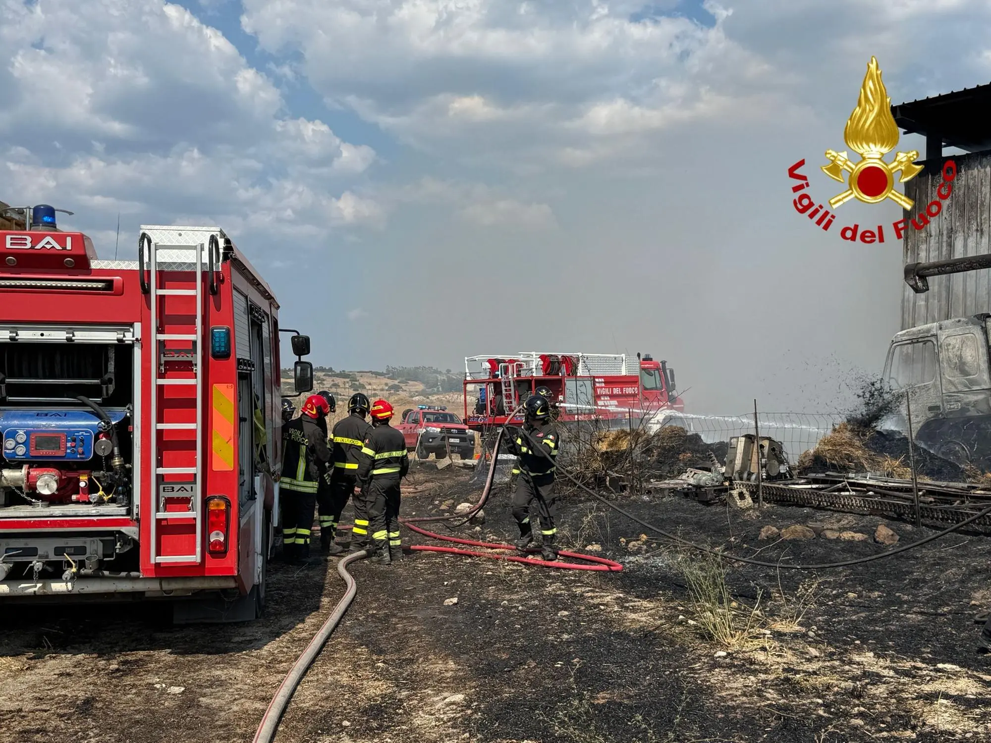 I vigili del fuoco spengono l'incendio in un'azienda agricola a Ottana