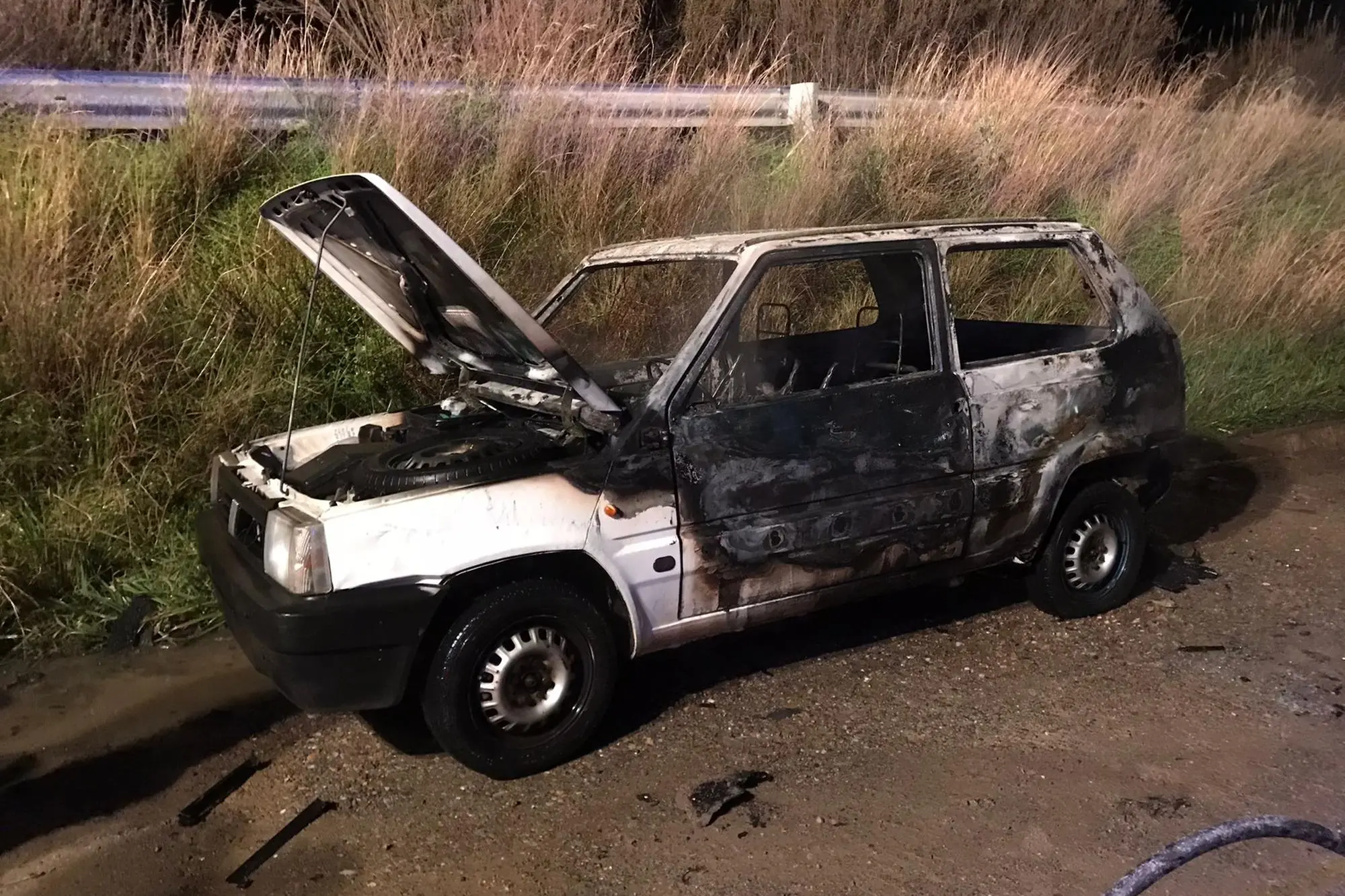 La Fiat Panda distrutta dalle fiamme (foto Murru)