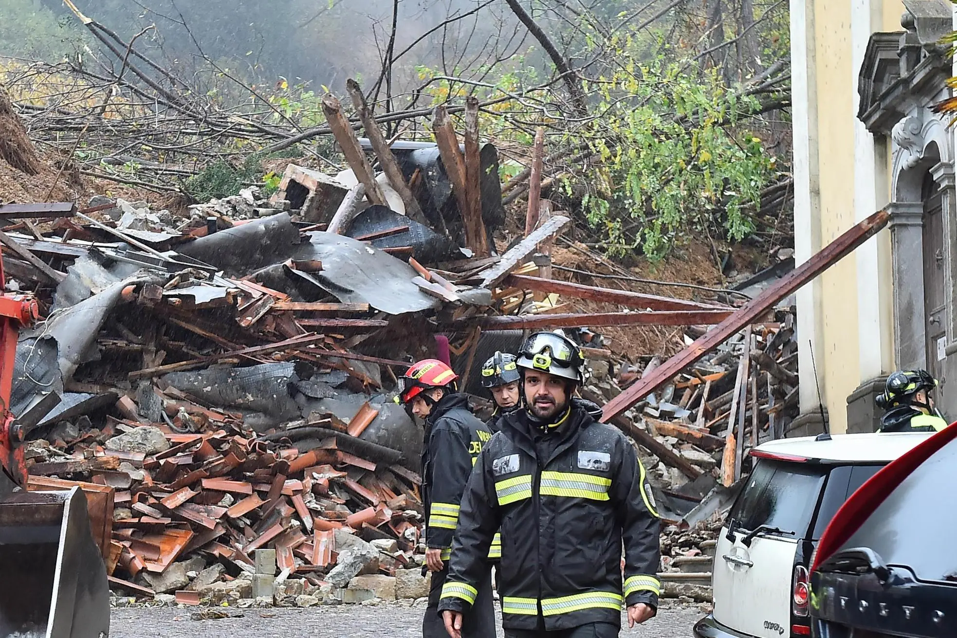 Firefighters at work at the site where a mudslide swept away a house overnight in Brazzano di Cormons, in the Gorizia area, November 17, 2025. ANSA/Diego Petrussi Vigili del fuoco a lavoro sul luogo dove una frana di fango ha travolto nella notte un'abitazione a Brazzano di Cormons, nel Goriziano, 17 novembre 2025. ANSA/Diego Petrussi