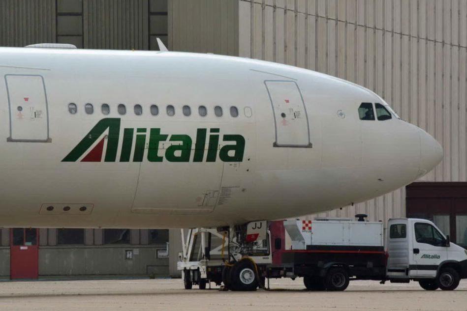 Un aereo della compagnia Alitalia (Ansa)