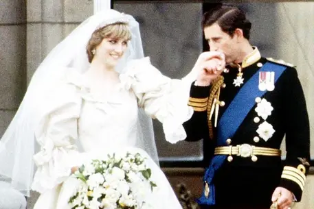 Il principe Carlo e lady Diana nel giorno del loro matrimonio, 29 luglio 1981, sul balcone di Buckingham Palace