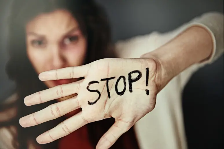 Violenza sulle donne, immagine simbolo (foto Ansa)