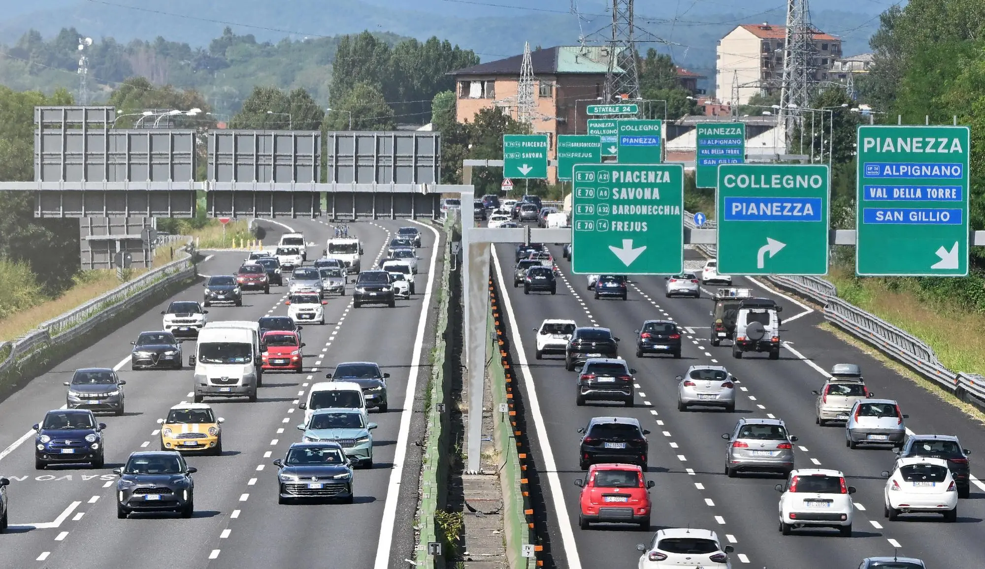 Traffico sull'autostrada di Torino per l'esodo per le vacanze estive (Ansa)