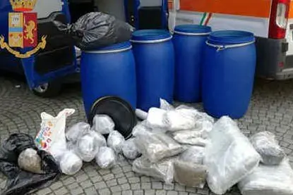 I bidoni e la droga sequestrata