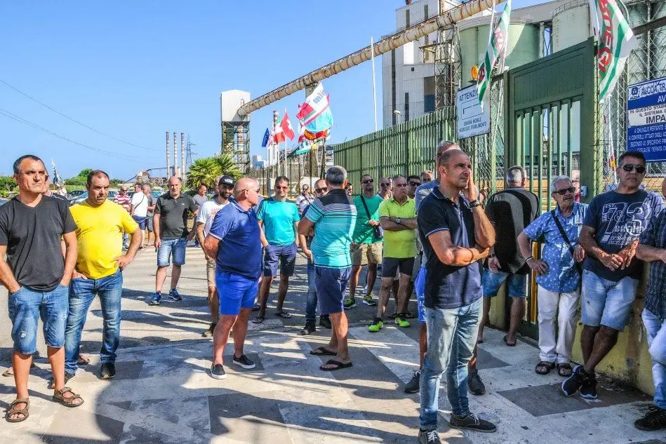 Una protesta degli operai ex Alcoa