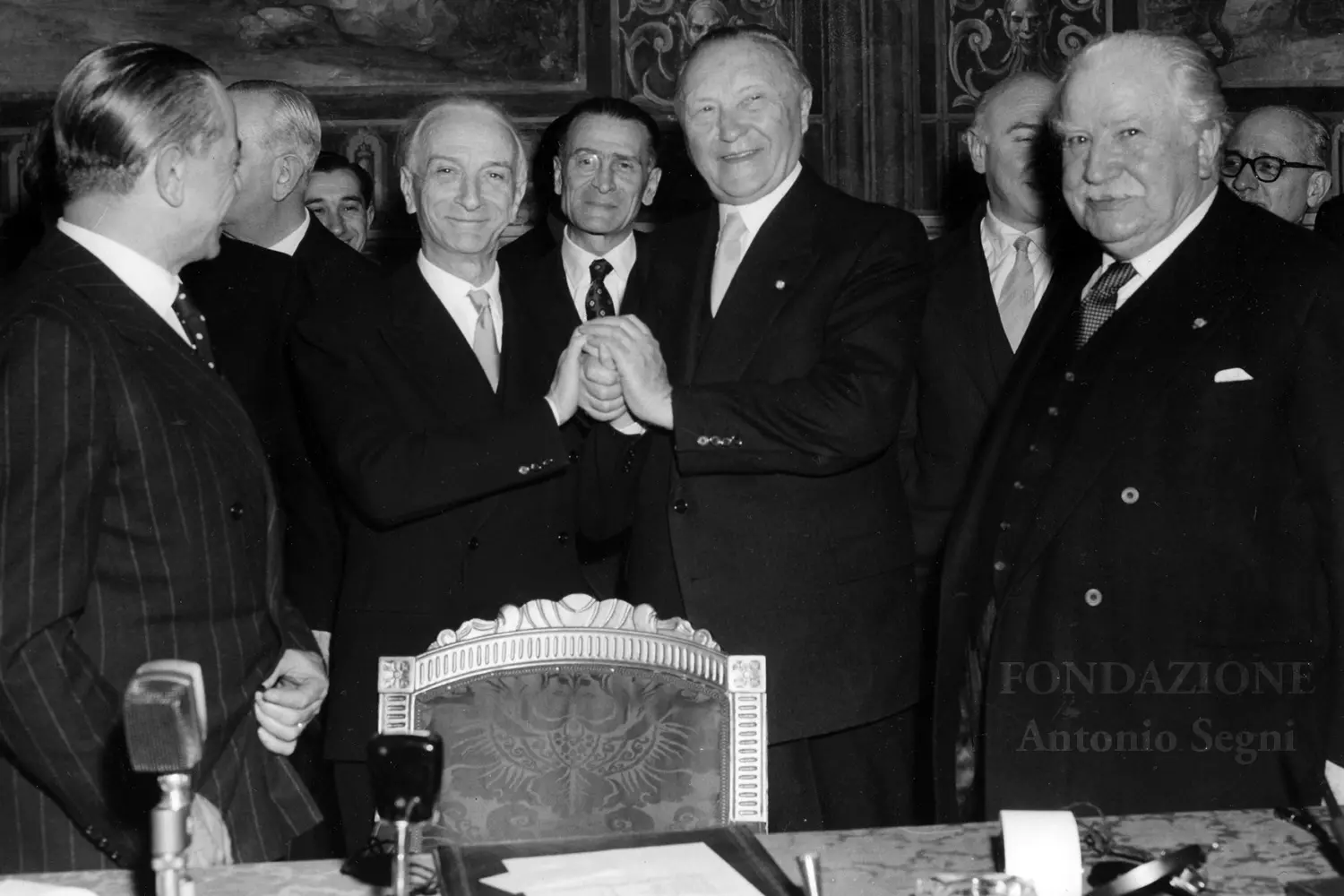 Segni e il tedesco Adenauer dopo la firma del trattato (foto concessa dalla Fondazione Antonio Segni)