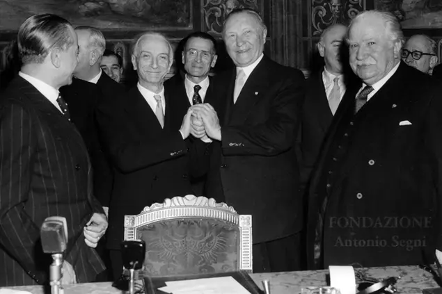 Segni e il tedesco Adenauer dopo la firma del trattato (foto concessa dalla Fondazione Antonio Segni)