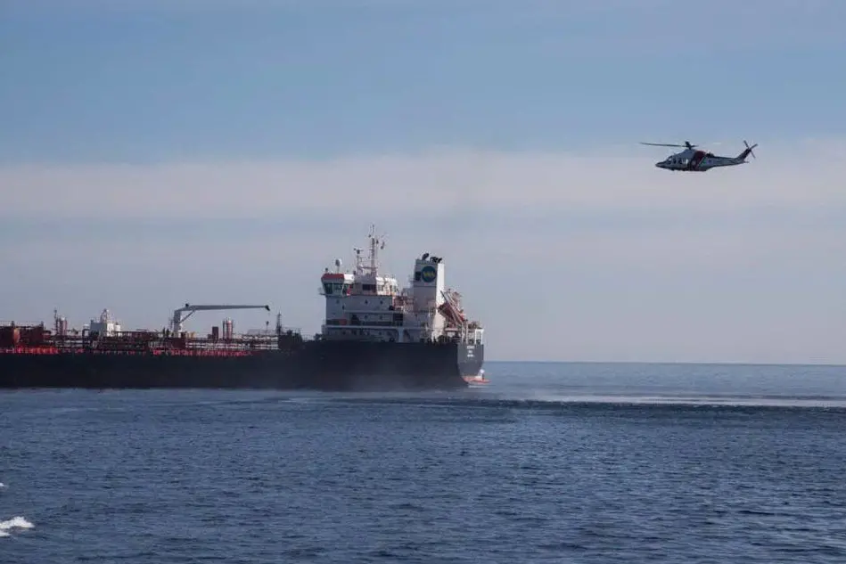 Una delle navi coinvolte nell'incidente (Foto Twitter Ministero Ambiente)