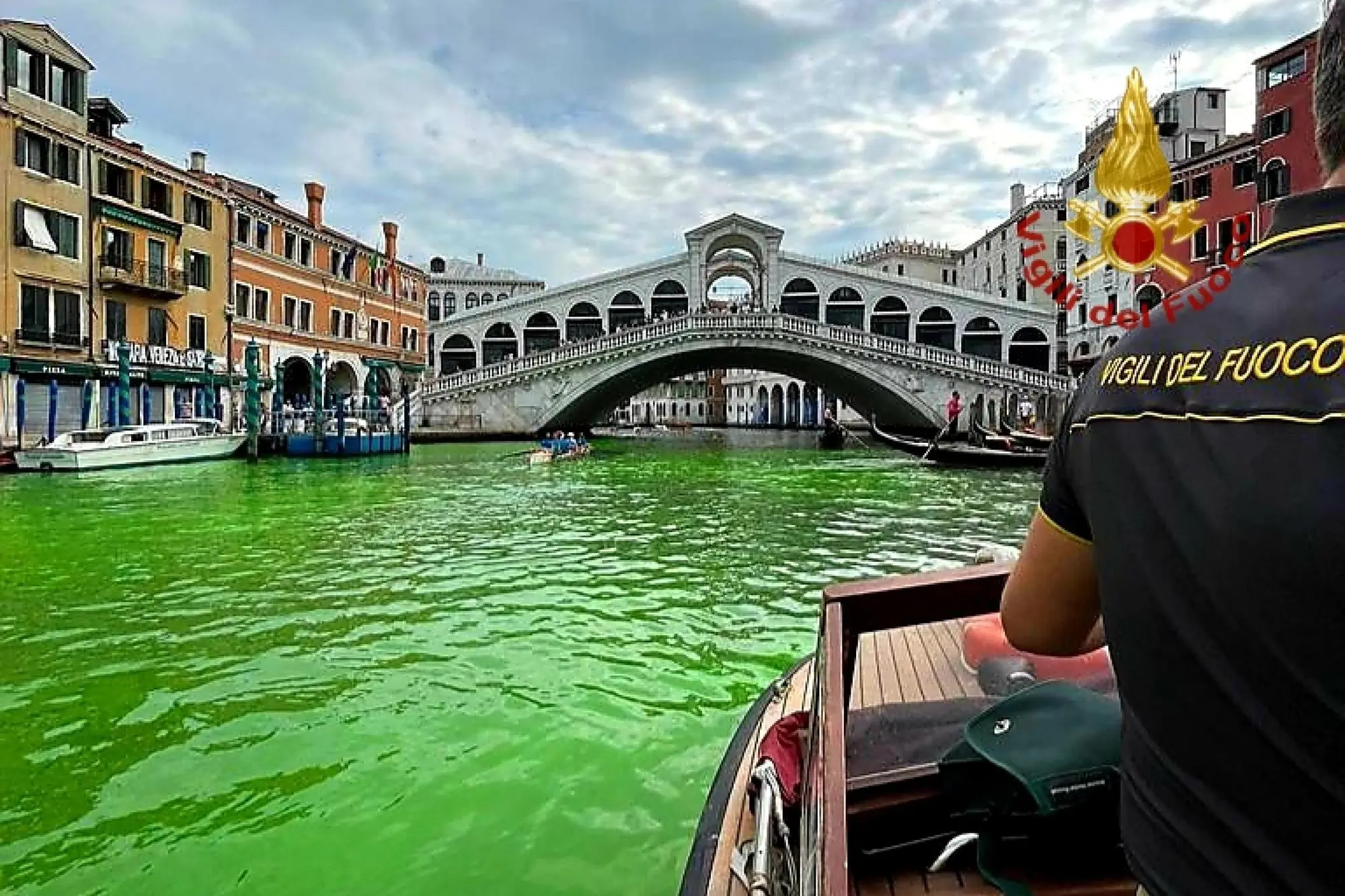 Una chiazza di liquido verde fosforescente è apparsa stamani sul Canal Grande all'altezza del Ponte di Rialto a Venezia (foto vigili del fuoco via Ansa)