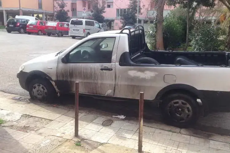 Il pick-up danneggiato dal fuoco