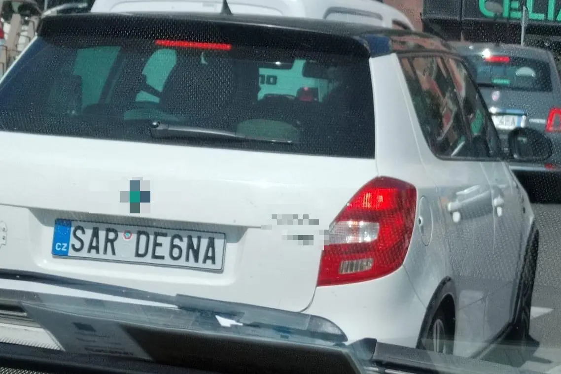 L'auto con la targa Sardegna