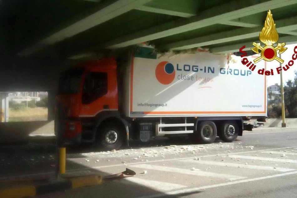 Cagliari, camion si incastra sotto il cavalcavia