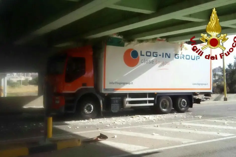 Cagliari, un camion si è incastrato sotto il cavalcavia all'altezza dello stadio Sant'Elia