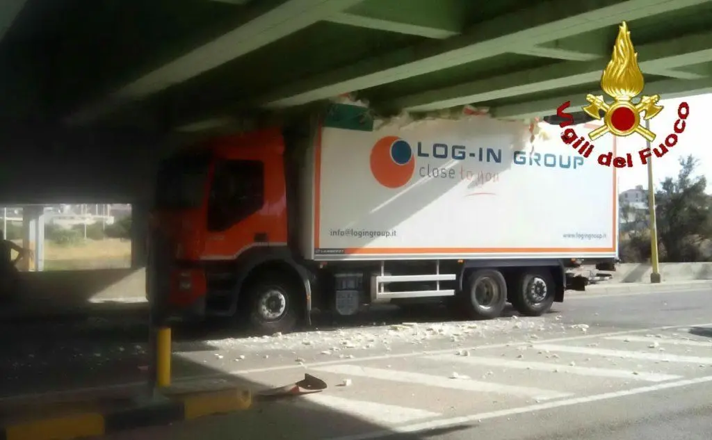 Cagliari, un camion si è incastrato sotto il cavalcavia all'altezza dello stadio Sant'Elia