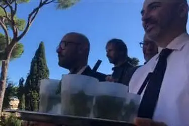 Un vassoio di mojito per Salvini (frame da video Facebook)