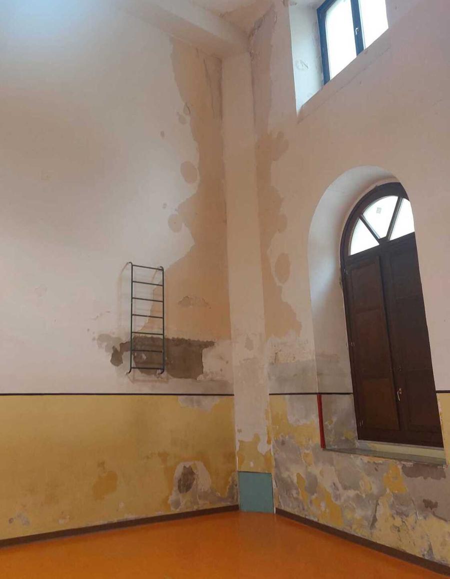 Amianto e infiltrazioni, nella scuola “Satta” chiuse aule e palestra