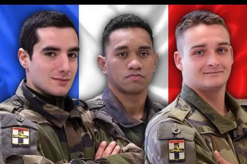 La foto dei tre militare pubblicata su Twitter dall'ex presidente Hollande