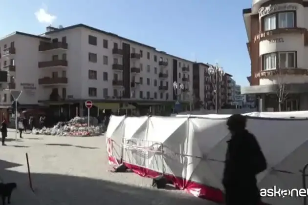 Al memoriale di Crans-Montana centinaia di mazzi di fiori e candele