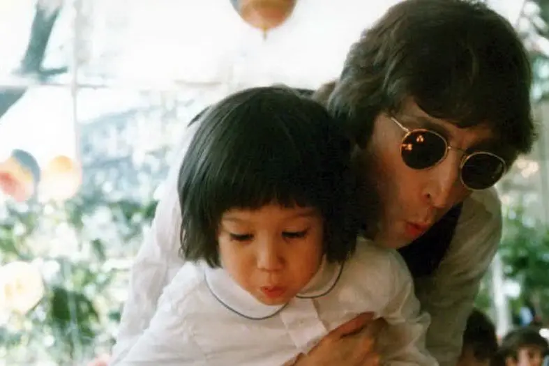La splendida foto che accompagna lo struggente tweet di Yoko Ono