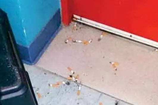 Le sigarette sul pavimento del Businco