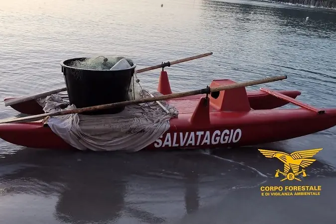 Il pattino con le reti da pesca (foto Corpo forestale)