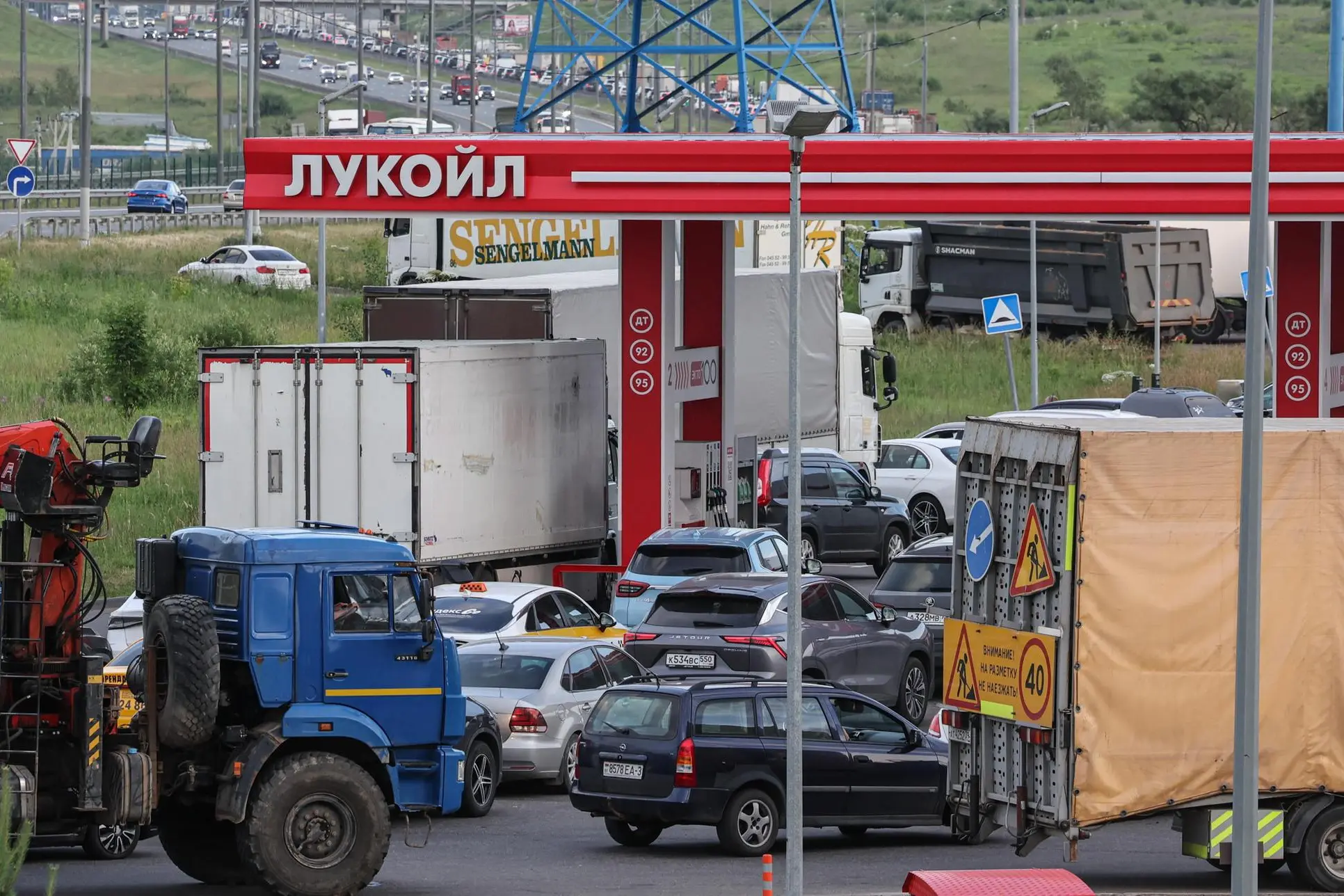 epa13061540 Cars line up at a Lukoil gas station in Moscow, Russia, 24 June 2026. The rising prices and sales limitations of fuel at some gas stations come after repeated Ukrainian drone attacks on Russian oil infrastructure. Russian Presidential Spokesman Dmitry Peskov said on 22 June that the Russian government is taking measures to address fuel prices and remains in close coordination with oil companies. EPA/SERGEI ILNITSKY