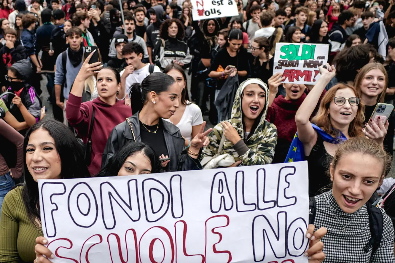 «Più soldi alle scuole, meno alle armi»