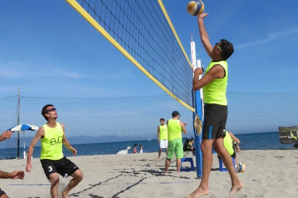 Una partita di beach volley (foto da beachvolleycagliari.it)